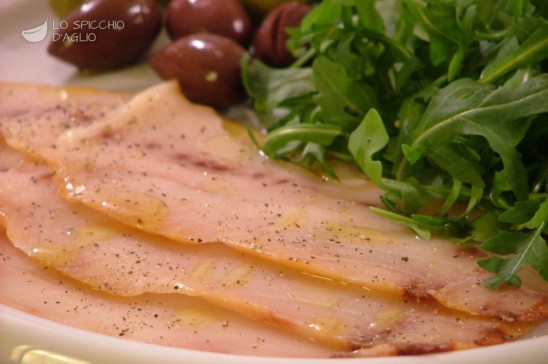 Carpaccio di pesce spada su letto di rucola